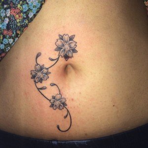 tatouage petite fleur nombril