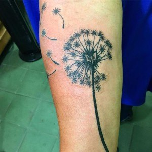 tatouage fleur pissenlit