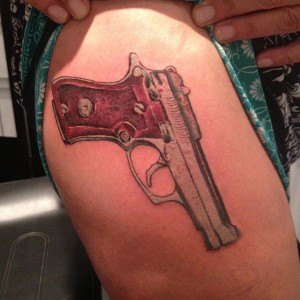 tatouage pistolet jambe