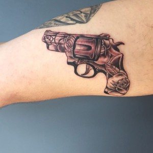 tatouage pistolet moderne