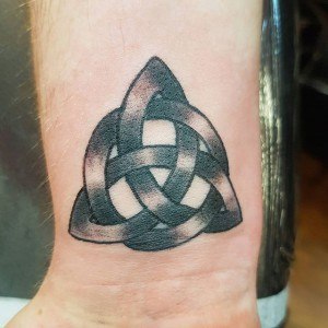 tatouage poignet celtique