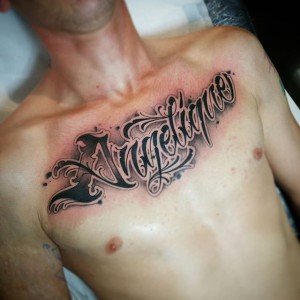 tatouage poitrine calligraphie