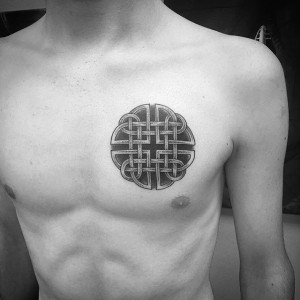 tatouage poitrine celtique