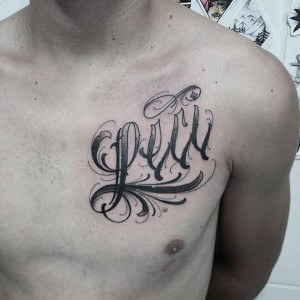 tatouage poitrine gauche calligraphie
