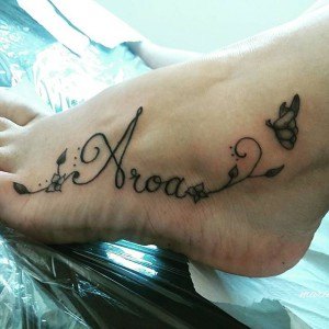 tatouage pieds prenom