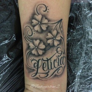 tatouage fleur prenom