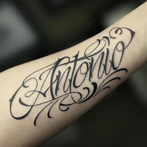 tatouage frise prénom
