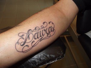 tatouage frise prenom