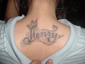 tatouage dos prenom