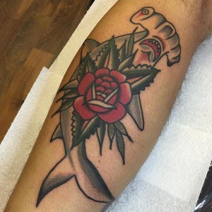 tatouage rose requin