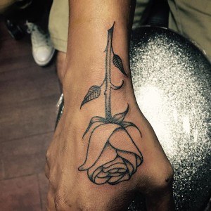 tatouage rose simple