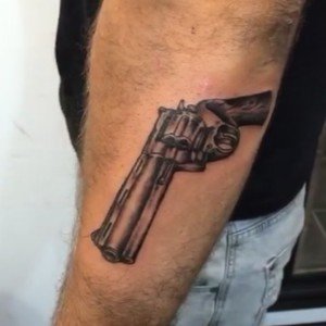 tatouage simple pistolet