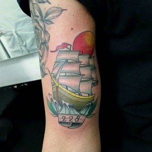 tatouage soleil bateau