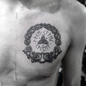 tatouage poitrine symbole