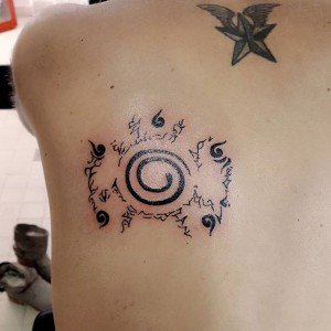 tatouage dos symbole