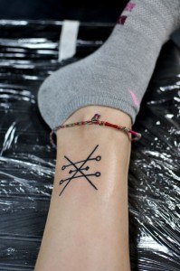 tatouage cheville symbole