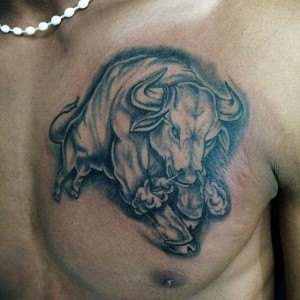 tatouage poitrine taureau