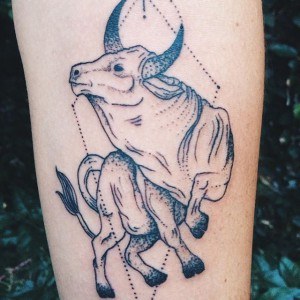 tatouage simple taureau