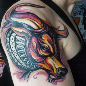 tatouage coloré taureau