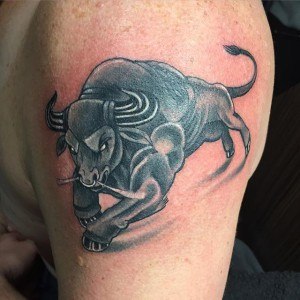 tatouage épaule taureau