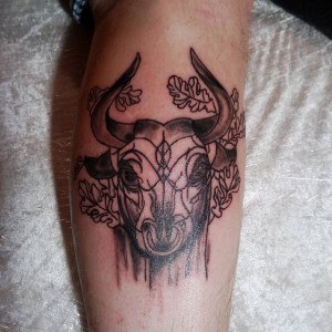 tatouage jambe taureau