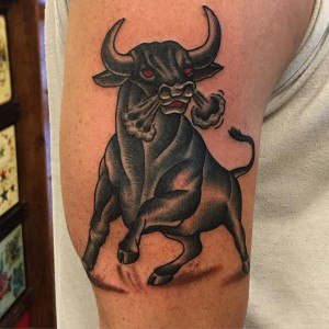 tatouage taureau noir