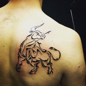 tatouage dos taureau
