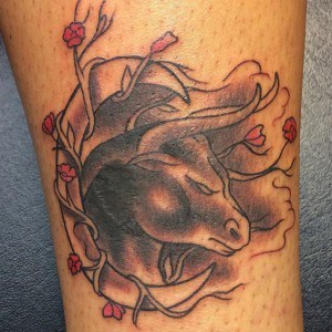 tatouage taureau fleur