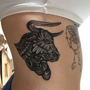 tatouage flanc taureau