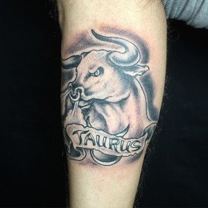tatouage avant bras taureau