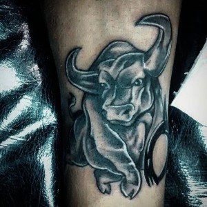tatouage corps taureau