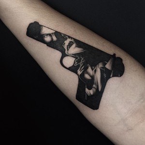 tatouage thème pistolet