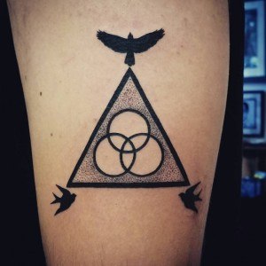 tatouage oiseau triangle