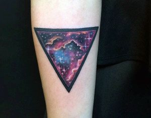 tatouage astres triangle