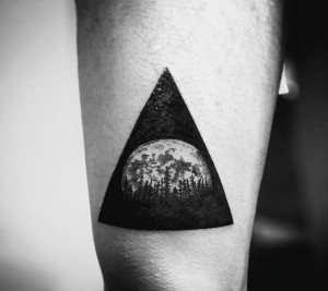 tatouage forêt triangle