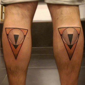 tatouage mollet triangle