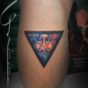 tatouage triangle moderne