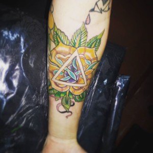 tatouage fleur triangle