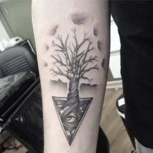 tatouage arbre triangle