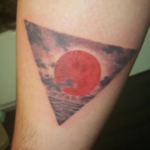 tatouage soleil triangle