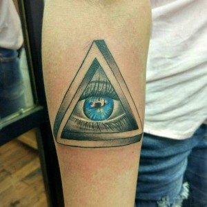 tatouage triangle épais