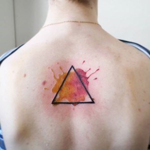 tatouage dos triangle