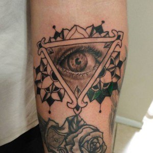 tatouage rose triangle