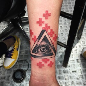 tatouage oeil triangle
