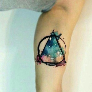 tatouage cercle triangle