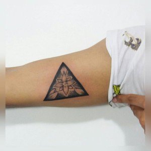 tatouage bras triangle