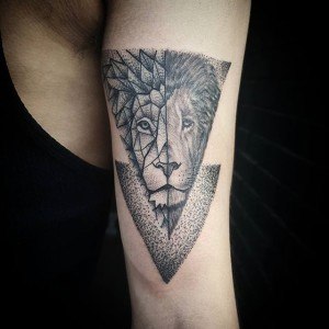 tatouage lion triangle
