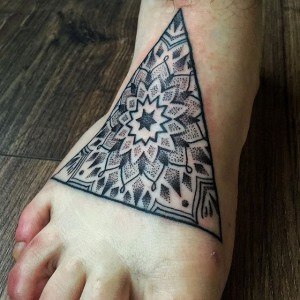 tatouage pieds triangle