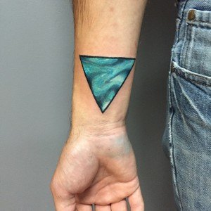 tatouage bleu triangle