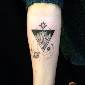 tatouage planète triangle